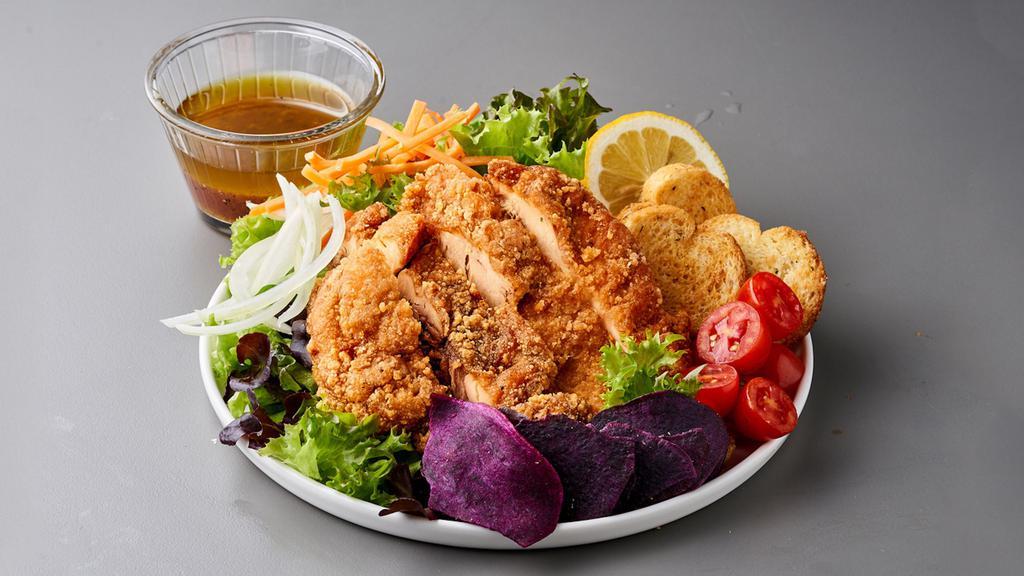 B22. GOLDEN CHICKEN CUTLET SIGNATURE SALAD 五香雞排沙拉 · 五香雞排沙拉
Entree: Five-spice Golden Crispy Chicken Cutlet
Salad Ingredients: Spring mix, dry purple yam, onion, tomato, pumpkin seeds. 
Recommended Dressing: Red Wine Vinaigrette (no Alcohol) with Organic Extra Virgin Olive Oil 
Side: Garlic toast