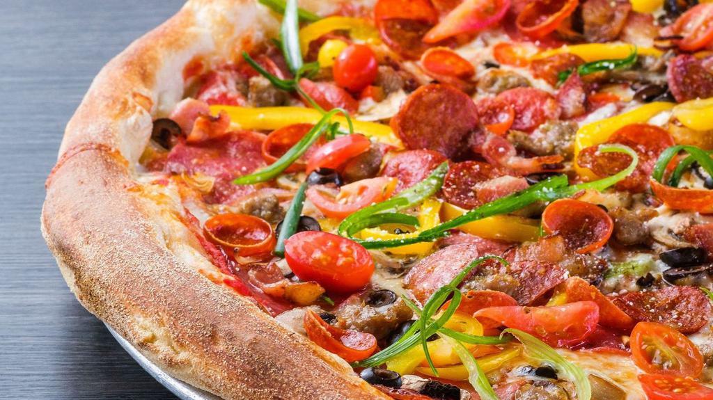 Combo Americano · Tomato sauce, salami, pepperoni, bacon, Italian sausage, linguica, mushrooms, bell peppers, olives, cherry tomatoes & green onions.