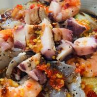 La Culichi · Tostada gigante con ceviche de camarón, jaiba, pepino, camarón crudo y cocido y pulpo / Big ...