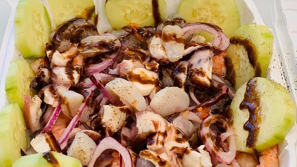 Mazatlan · camarón crudo, cocido, pulpo y callo / Shrimp cooked and uncooked, octopus and scallops.