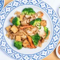 Pad Se-eiw · Your choice of meat, stir-fried with wide noodles, soy sauce, egg and broccoli.
