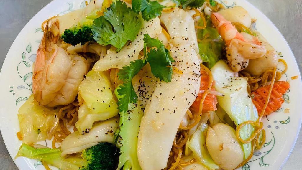 6. Seafood Chow Mein 海鮮炒麵 · Mi Xao Hai San
海鮮炒麵