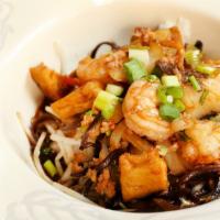 Guay Tiaw Lord · Sautéed shrimps, ground chicken, calamari, tofu, dried shrimps with white onion, bean sprout...