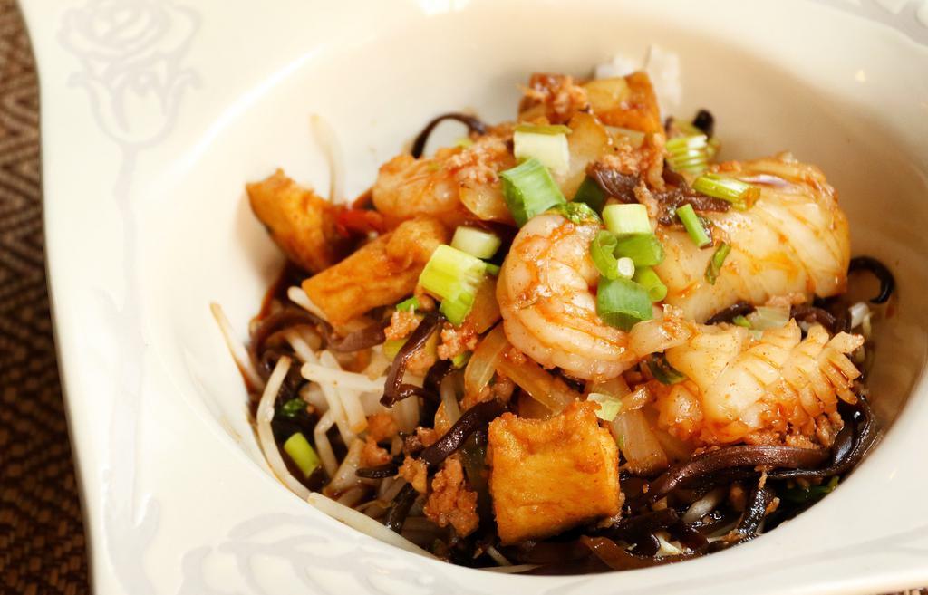 Guay Tiaw Lord · Sautéed shrimps, ground chicken, calamari, tofu, dried shrimps with white onion, bean sprout, black mushroom in sweet black soy sauce served over steamed flat rice noodle.