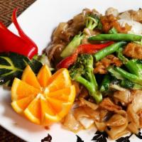 Pad Kee Mao · Stir fried flat rice noodle and tofu and vegetables with green bean, bell pepper, Thai chili...