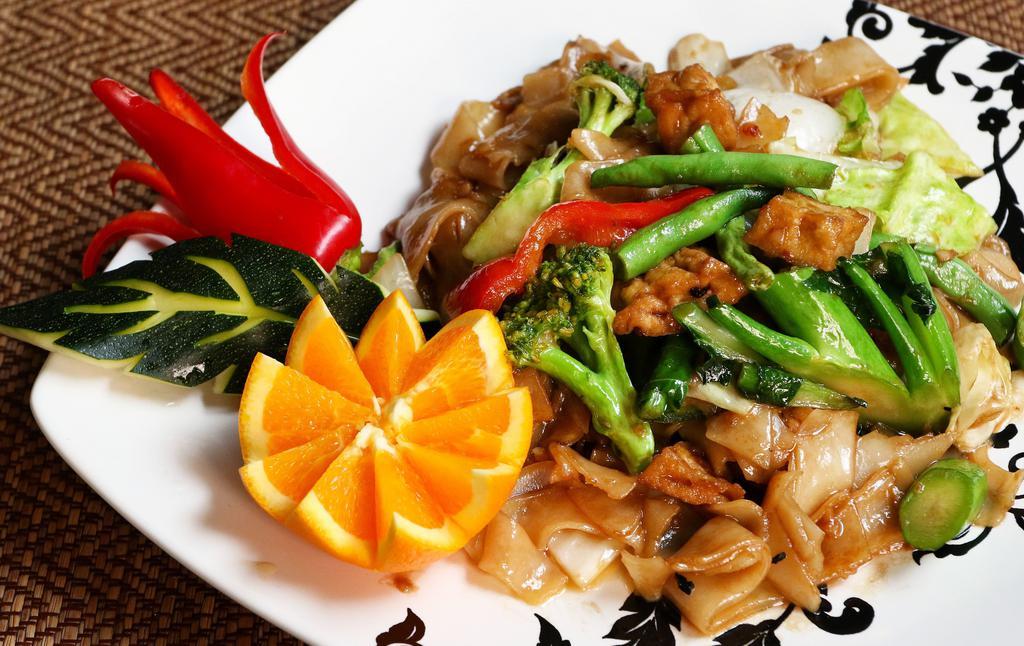 Pad Kee Mao · Stir fried flat rice noodle and tofu and vegetables with green bean, bell pepper, Thai chili, and basil.