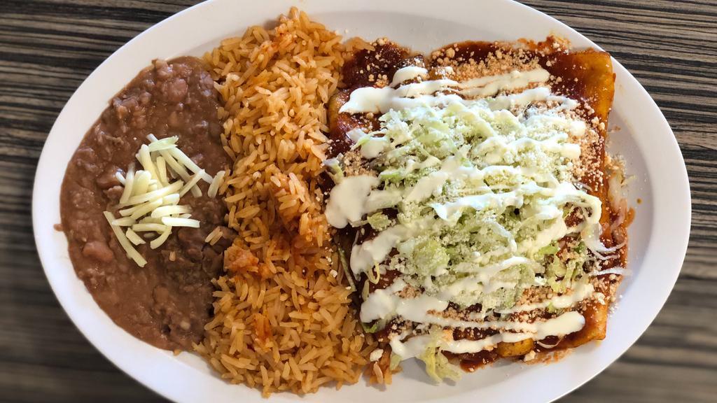 Enchilada Platillo · 3 Enchiladas topped with lettuce, sour cream, onions and cheese. Served with Rice and Beans