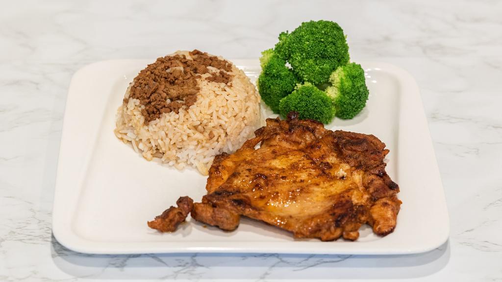 Grill Chicken Leg Meat with House Signature Sauce Over Rice / 特⾊雞腿飯 · Marinated with house signature sauce (boneless and already cut)