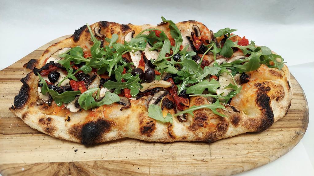 Vegana Pizza · Tomato sauce base, sliced mushrooms, juicy sundried tomatoes and fresh crunchy arugula. Healthy and yummy!