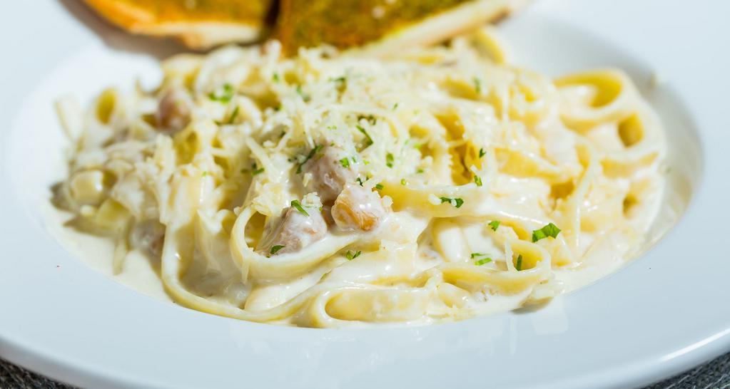 Palermo Pasta · Fettuccine with alfredo sauce, roasted garlic and parmesan cheese.