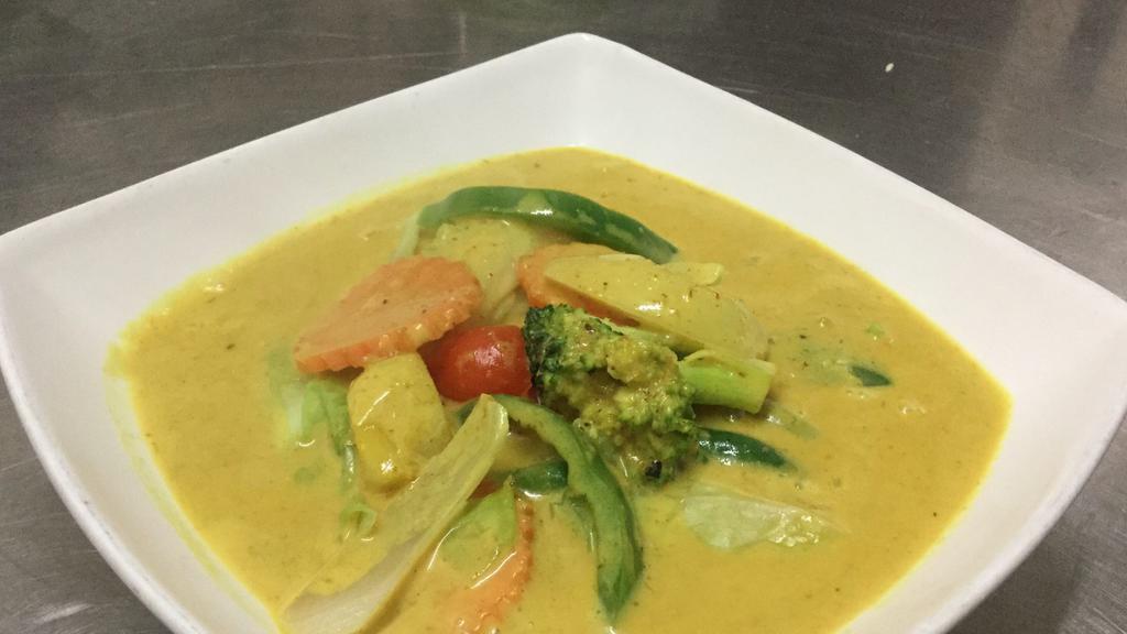Yellow Curry · Yellow curry paste with coconut milk, potatoes, onions, carrot, choice of meat or fried tofu