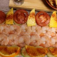 Camarón Cocido · Sabrosos camarónes cocidos acompañados con jitomate, cebolla morada, pepino y naranja.