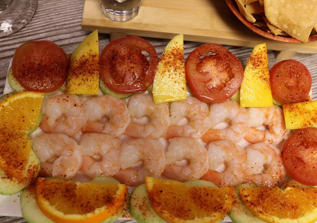 Camarón Cocido · Sabrosos camarónes cocidos acompañados con jitomate, cebolla morada, pepino y naranja.