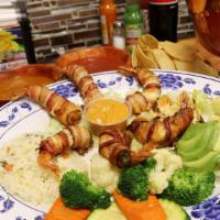 Camarones Momia · Shrimps wrapped in bacon grilled to cripiness, white rice, steam veggies, salad, and avocado.