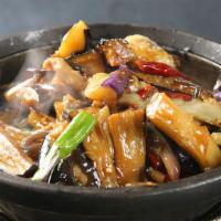 I04 Braised Eggplant with Garlic Sauce In Clay Pot   鱼香茄子煲 · 