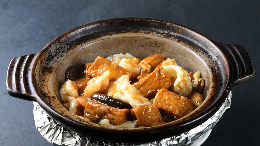 I13 Braised Eight Delights & Tofu In Clay Pot · 