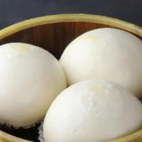 C04 Steamed Egg Yolk Bun   香滑流沙包 · 