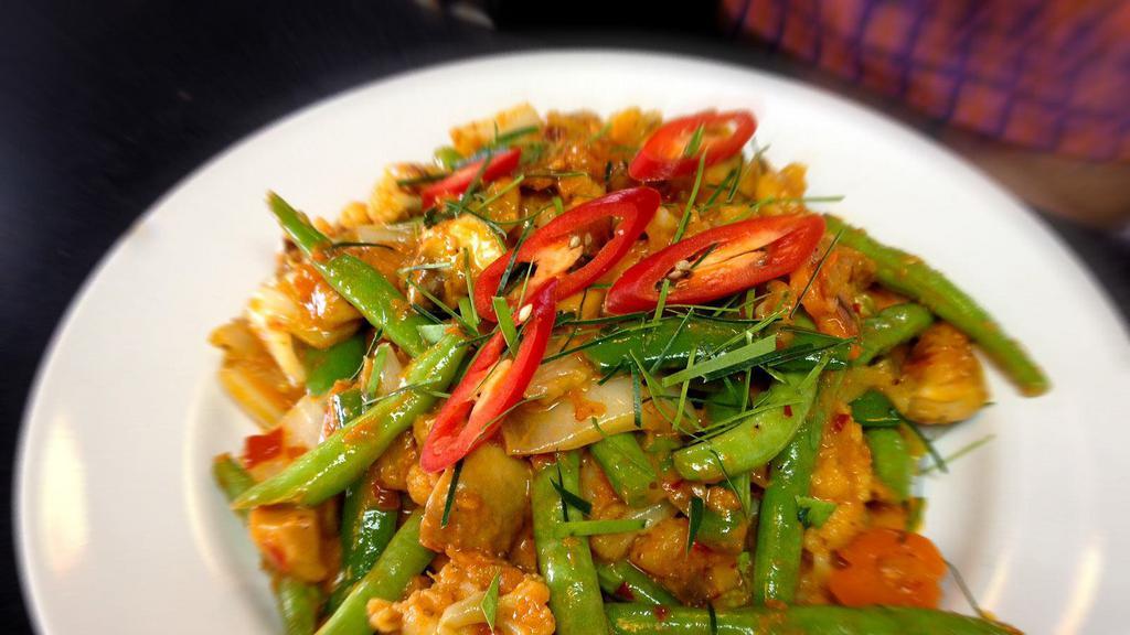 GREEN BEANS BOWL  · Sauteed string Beans, Bell peppers, Onions and Basil with choice of proteins.  Added on top of Jasmine rice garnished with Cilantro and Green Onions.