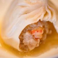 NewBee 大蒜奶油小龙虾小笼包 (2pc)  · Hand-made steamed kurobuta pork soup dumplings with creamy garlic crawfish (2pc)