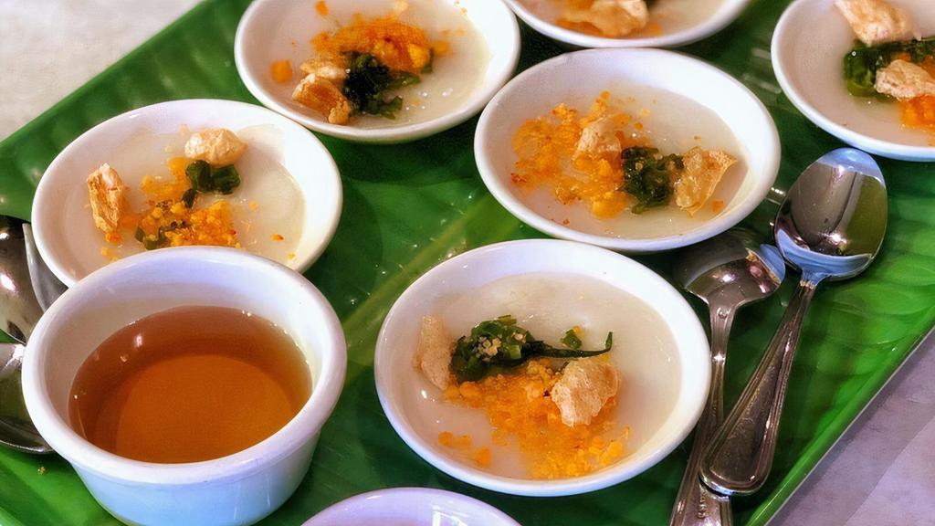 Bánh Bèo Chén (6) · Six rice cakes with ground dried shrimp.
