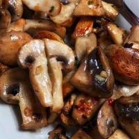 Champiñones al Ajillo · Mushrooms sauteed with garlic and olive oil.