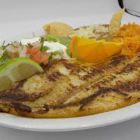 Filete de Pescado a la Plancha · Grilled fish filet plate.