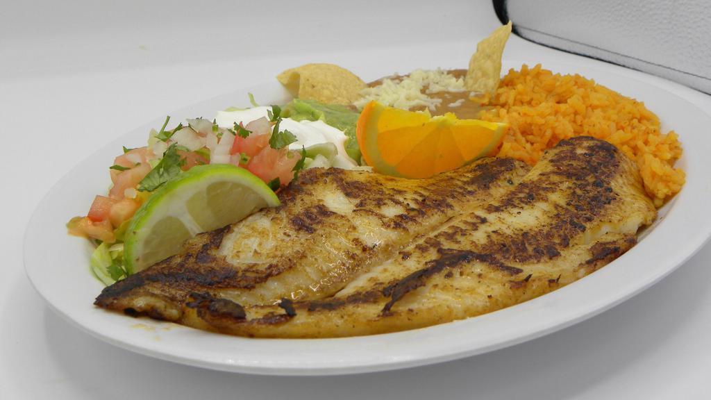 Filete de Pescado a la Plancha · Grilled fish filet plate.