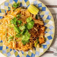 84 Pad Thai with Tofu/ Hủ Tiếu Xào Thải & đậU Hủ · Stir-fried rice noodle with tamarind sauce, topped with peanut & bean sprout, tofu.
