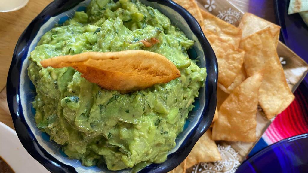Guacamole / Guacamole · Salsa y chips. / Sauce and chips.