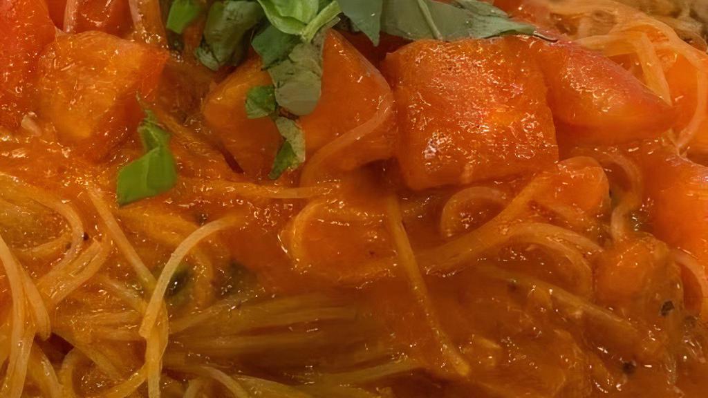 Capellini · Naturale Angel hair pasta with fresh tomato sauce, garlic and basil