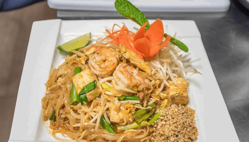 Pad Thai   · Pan fried rice stick noodles with prawns, chicken, egg, fresh tofu, green onions, bean sprout and ground peanuts