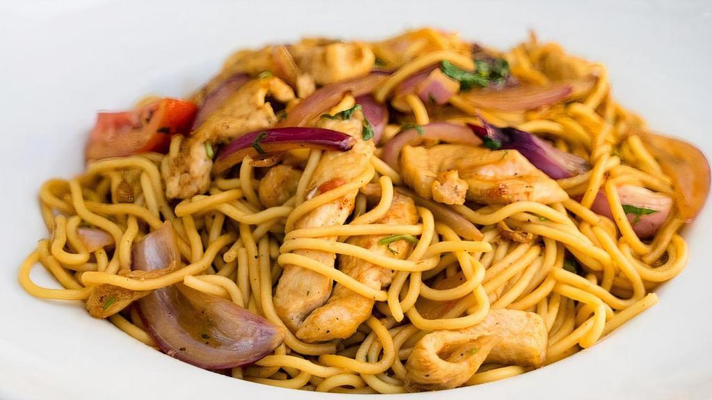 Tallarin de Pollo · Spaghetti served with stir fried chicken, onions, tomatoes, cilantro and soy sauce.