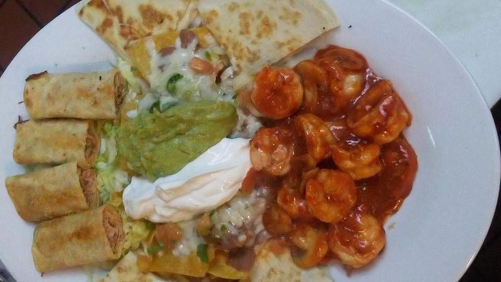Palillo Plate · Cheese quesadilla, nachos with cheese, sour cream, guacamole, taquitos (chicken or beef), Mexican salsa and shrimps.