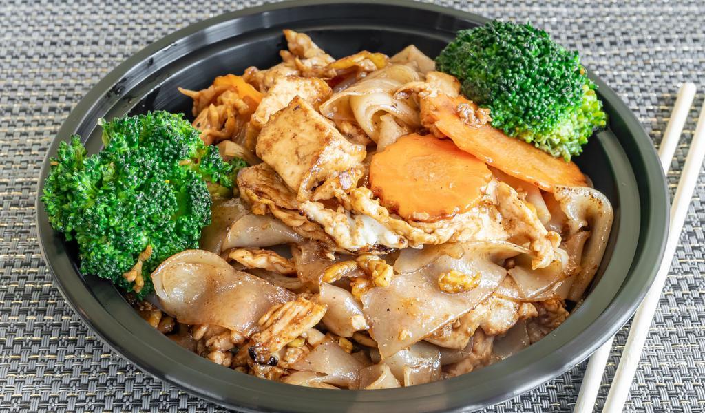 Pad See Yew · Thick noodle, chicken, egg, tofu, carrot and broccoli