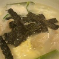 Dduckmandoogook · Rice cake, beef dumpling, egg and dried seaweed.