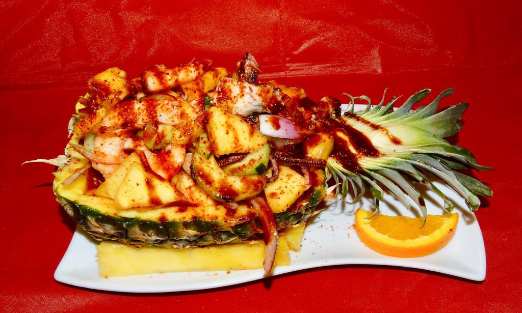 Piña United · Piña con Camarón cocido y pulpo con salsa de tamarindo./
Pineapple, cooked shrimp and octopus with tamarind sauce