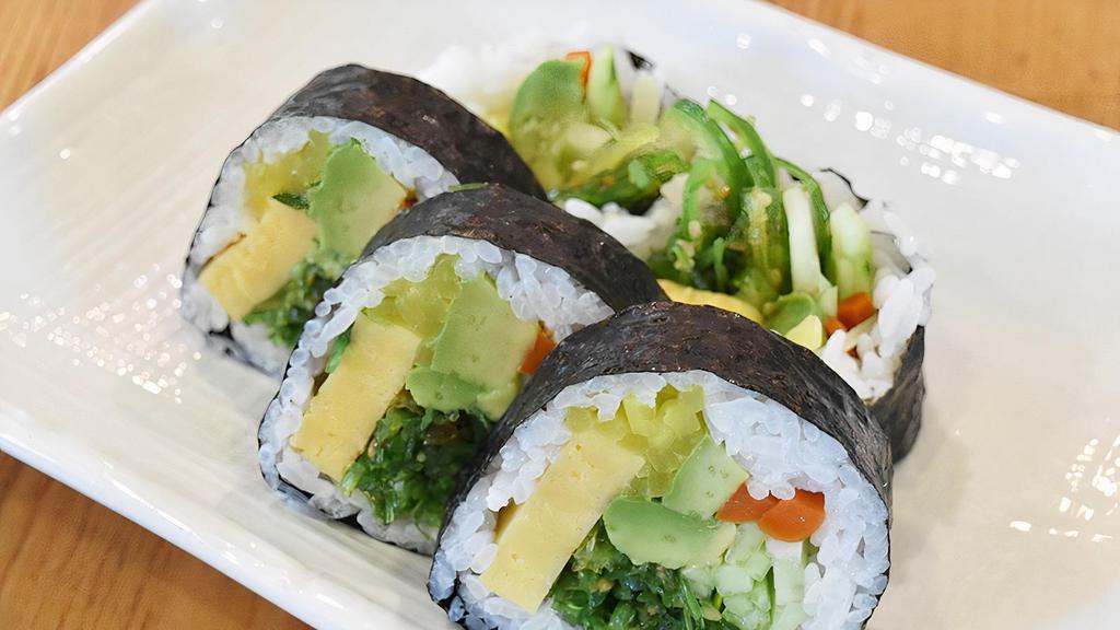 Futomaki  · Avocado, cucumber, wakame, tamago and burdock