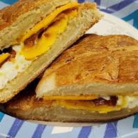 Croissants fry egg  bacon&chesse · Toasted croissant with bacon ,fried egg and cheese