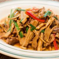 D17酱汁脆笋Stir Fried Pork & Bamboo Shoots with Special Soy Sauce · Mild spicy.