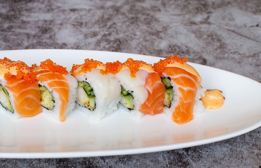 Lion King · In: shrimp tempura, cucumber; out: salmon, scallops, tobiko. Sauce: spicy mayo.
