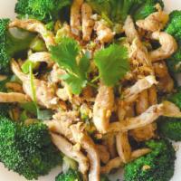 Garlic & Black Pepper · Choice of meat stir-fried with fresh garlic and black pepper topped with carrot and broccoli.