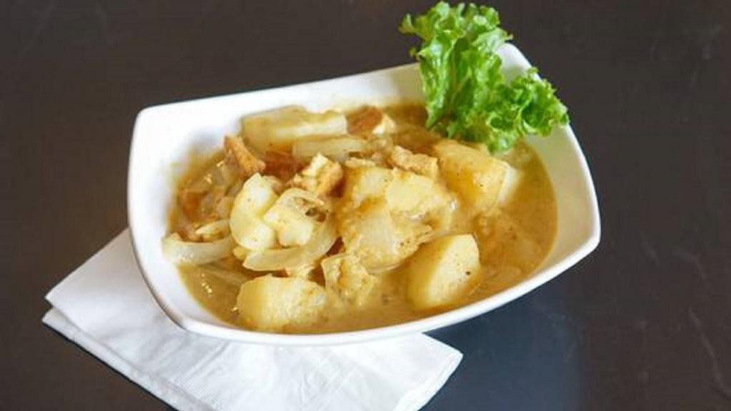 Yellow Curry · With potatoes, onions and yellow curry.