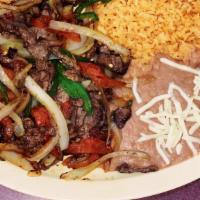 Bistec de Res Ranchero / Beefsteak Ranchero · Rebanadas de bistec a la parrilla con cebollas, tomates y jalapeños. / Slices of steak grill...