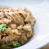 Pad Se Ew · Wide rice noodle stir fried with chicken, egg, broccoli & garlic soys.