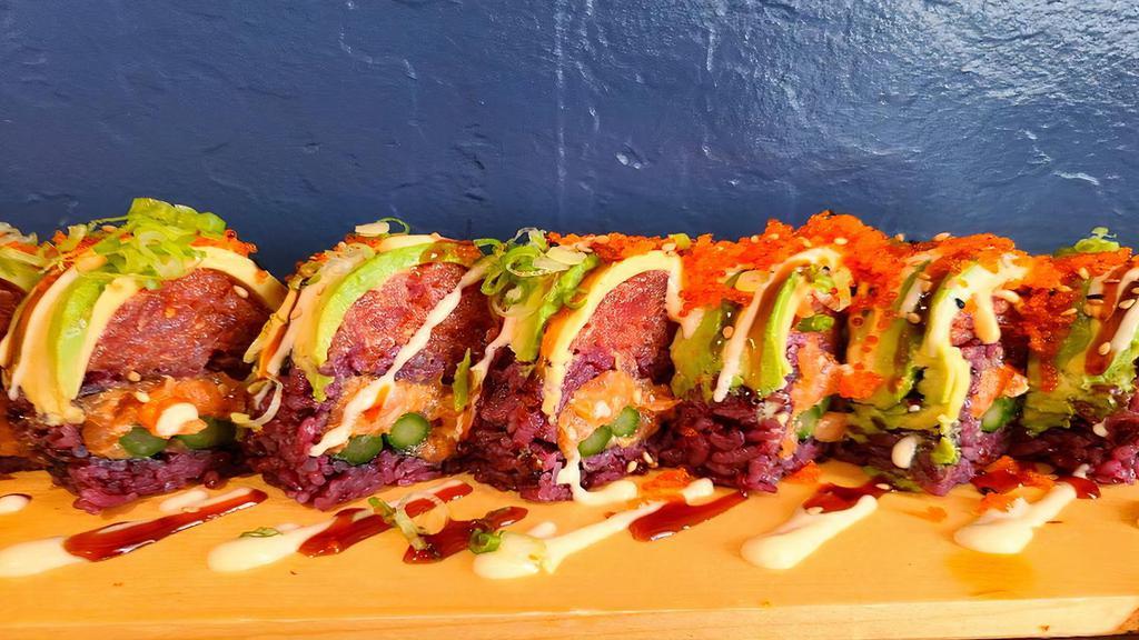 Kengsington Roll · In: spicy salmon, asparagus - out: spicy tuna, avo.