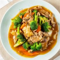 Rad Na · Pan – fried flat rice noodles topped with carrot, broccoli, mushroom in garlic soy bean gravy