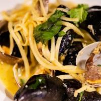 Linguine Alle Vongole O Cozze · Linguine cooked with clams and mussels Served with your choice of red or white sauce