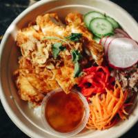 Gai Tod · Fried chicken topped with fried shallots served with white rice and sweet&sour sauce.