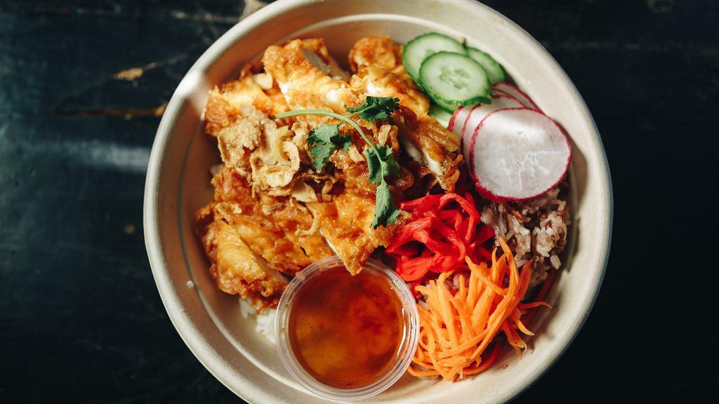 Gai Tod · Fried chicken topped with fried shallots served with white rice and sweet&sour sauce.