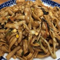 E3. Seafood Fried Noodle · 翡翠海鮮炒麵